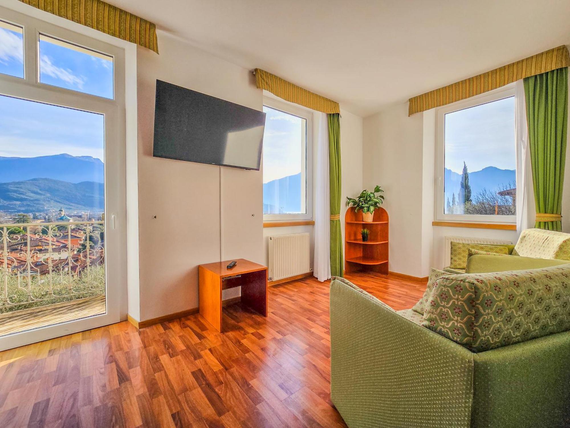 Aparthotel Englovacanze Riva del Garda Esterno foto