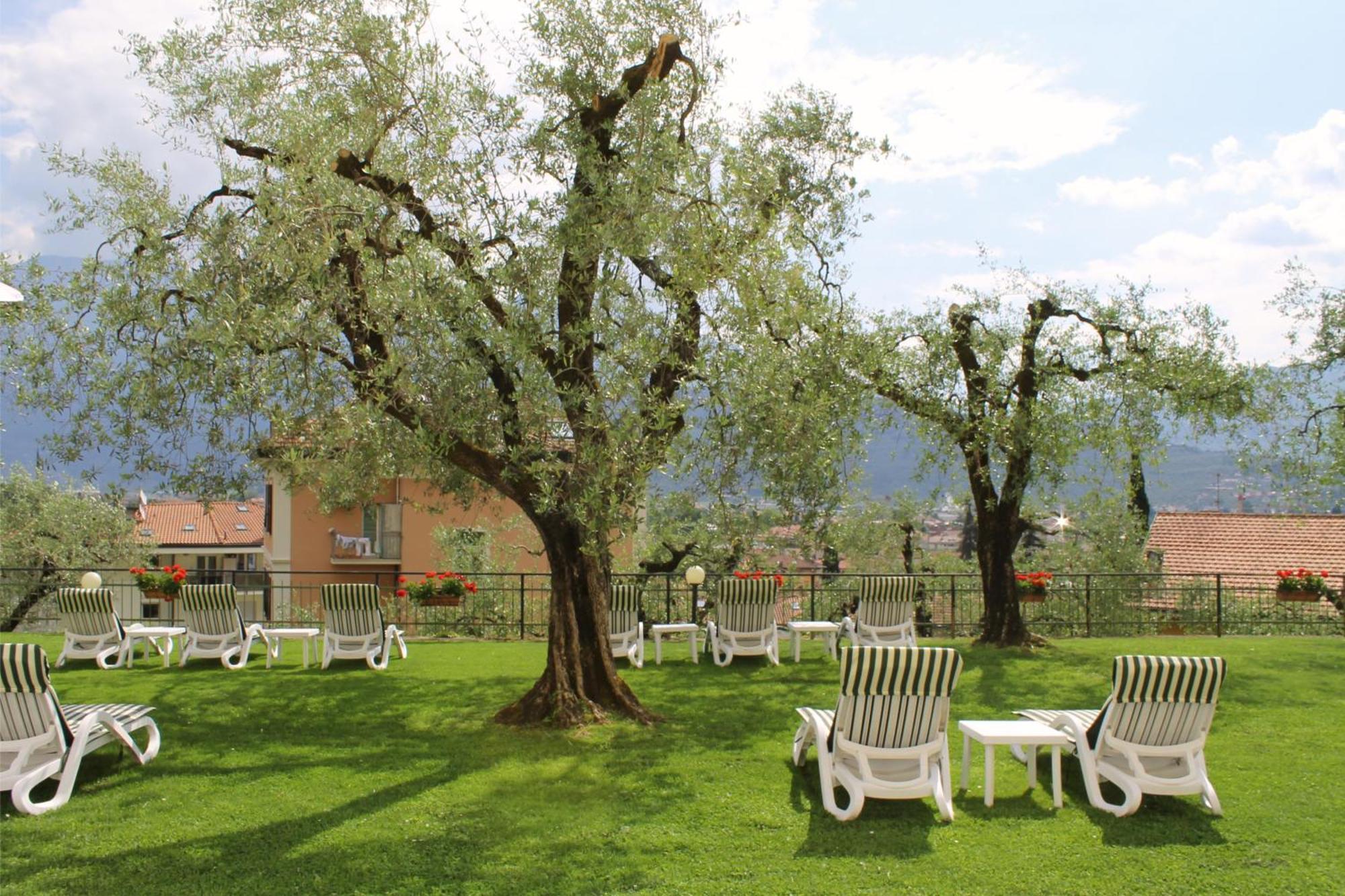 Aparthotel Englovacanze Riva del Garda Esterno foto